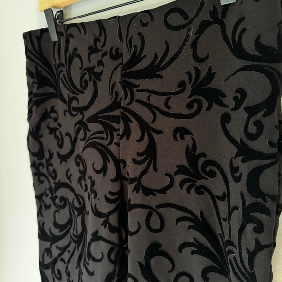 Chicos So Slimming Juliet Flocked Scroll Ankle Velvet Burnout Black Pants Size 8 - Picture 4 of 7